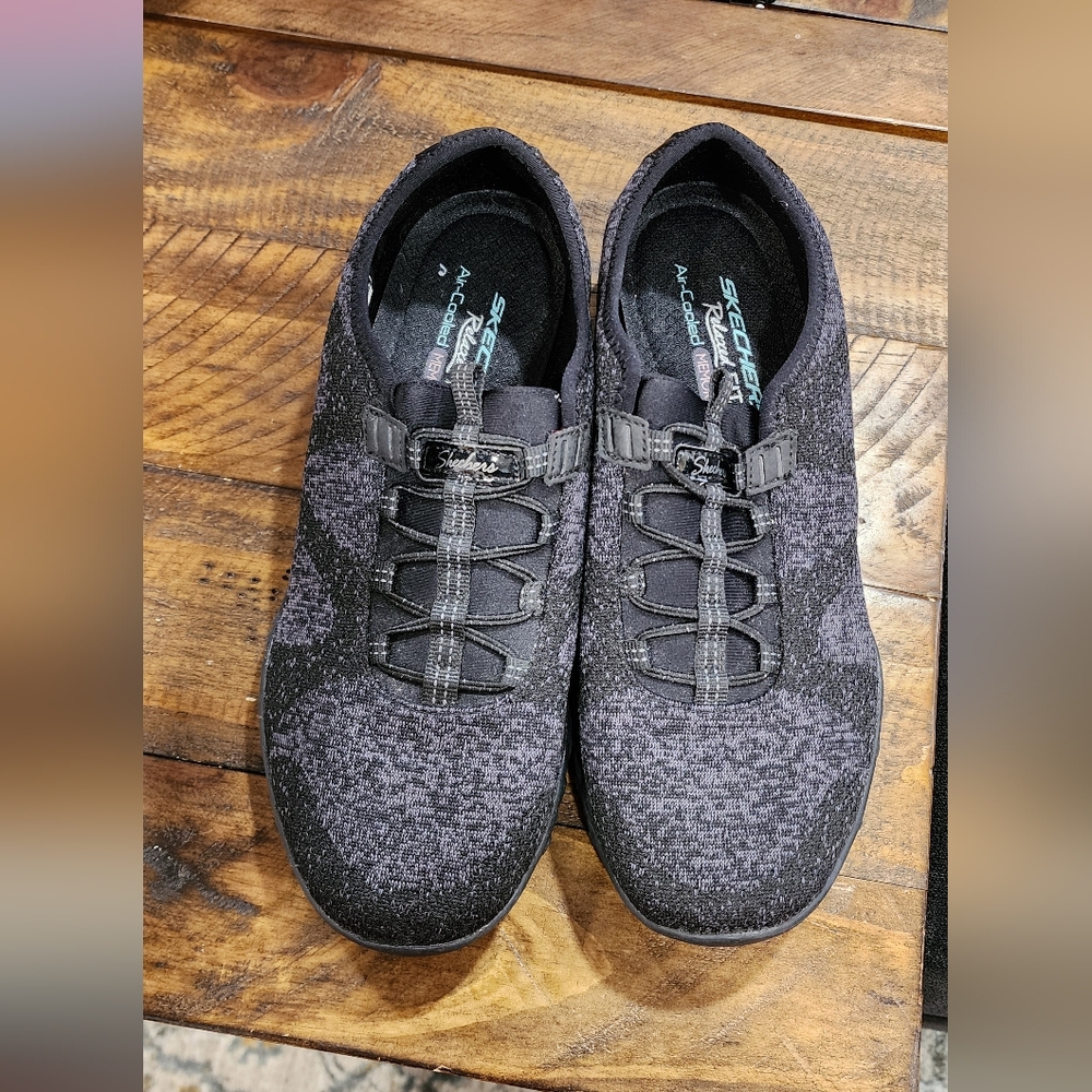 Sketchers Relaxed fit Air-cooled memory foam Sneakers 7.5